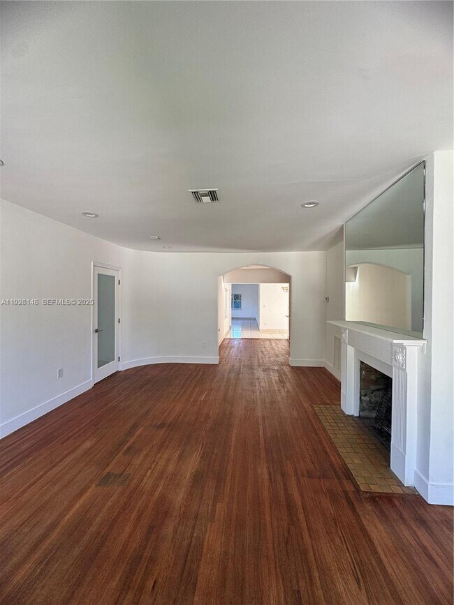 Building Photo - 3021 SW 2nd Ave