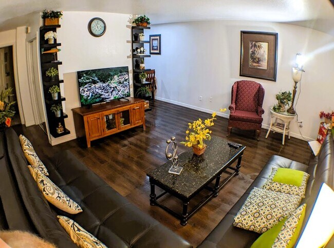 Building Photo - 2 Bed / 1 Bath Cozy Downtown Duplex Apartment