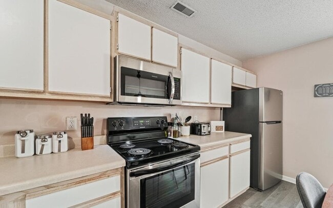 Building Photo - 2BR/2.5 Bath Townhome Minutes to Camp Lejuene