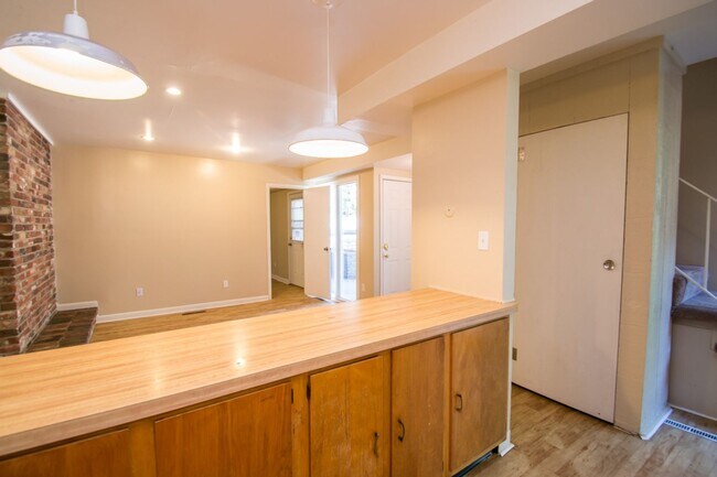 Building Photo - 1000 11th St