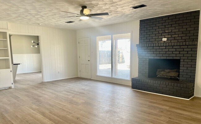Building Photo - Gorgeous! Completely Remodeled 3/2/2 in Bayless with Washer/Dryer and Fridge!