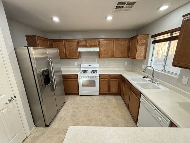 Building Photo - Gorgeous 3Bed/2.5Bath/2Car, 2-Story Home located in Spring Valley- $300 Off Move in Fees!