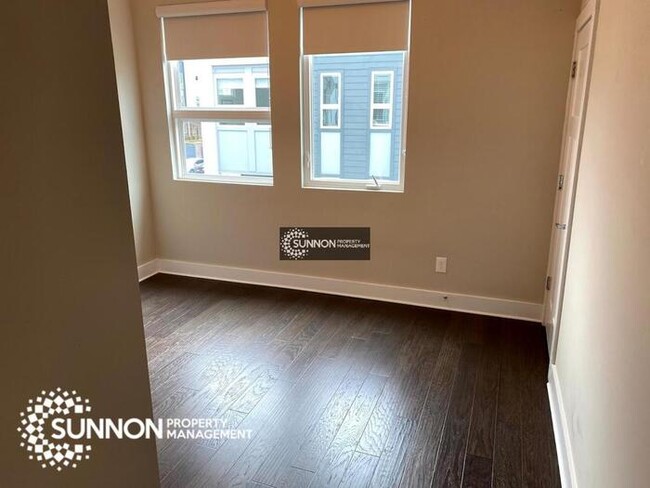 Building Photo - Modern 2 BR 2.5 BA Townhome with Rooftop D...