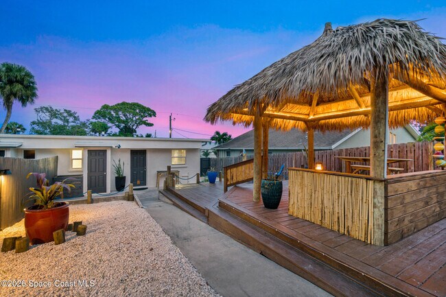 Building Photo - 1672 Pineapple Ave