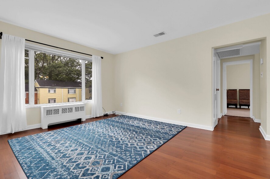 Building Photo - 10411 Montrose Ave