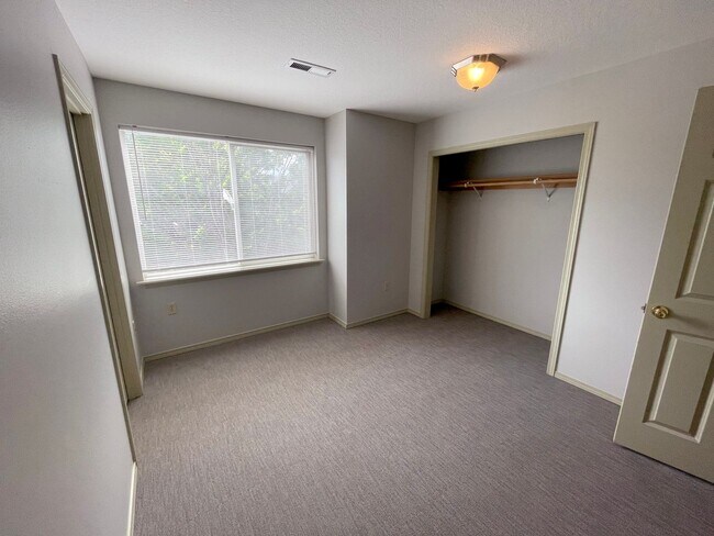 Building Photo - RENT SPECIAL: Great 6 bed, 6 bath Duplex Unit in North Portland with Laundry, Patio