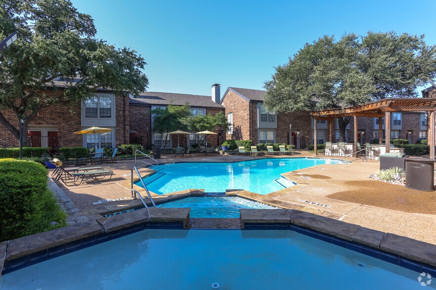 Swimming Pool - The Place at Briarcrest