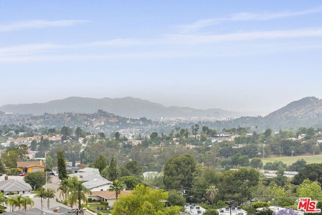 Building Photo - 105 Sequoia Dr