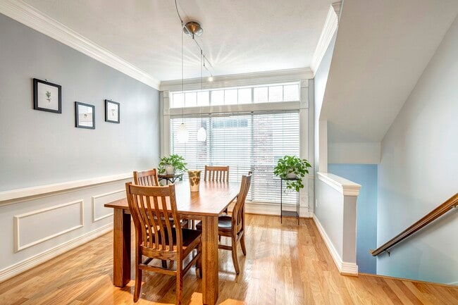 Building Photo - 1933 Haddon St