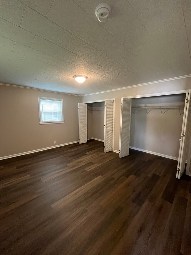 Building Photo - 239 Thorn Dr