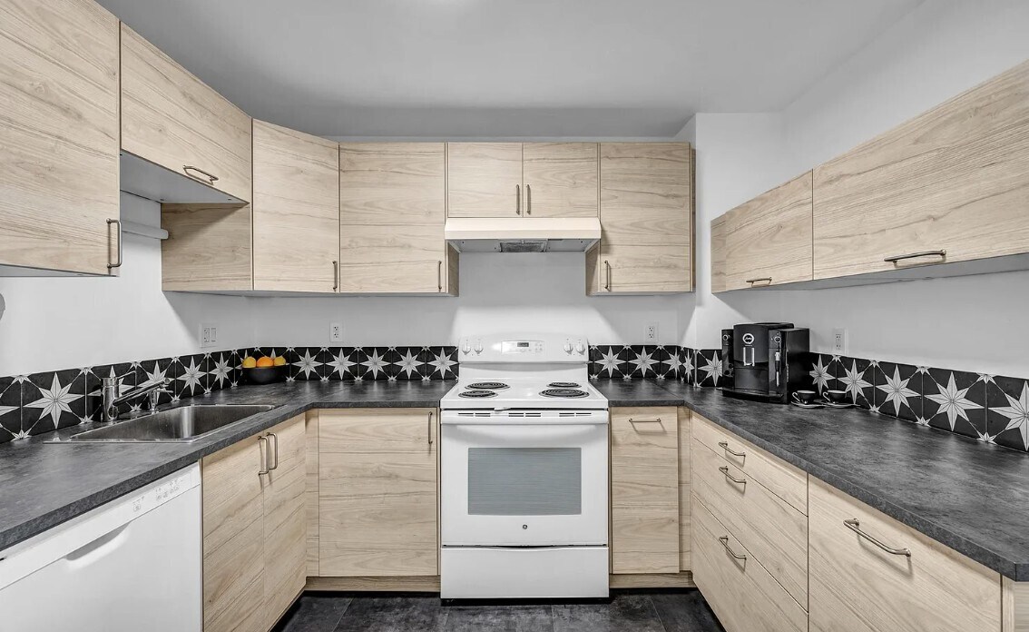 Building Photo - 111 Dekoven Dr