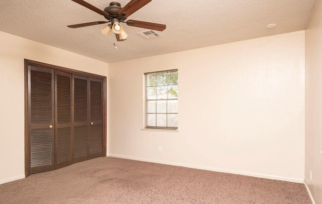 Building Photo - 2955 Huntington Dr