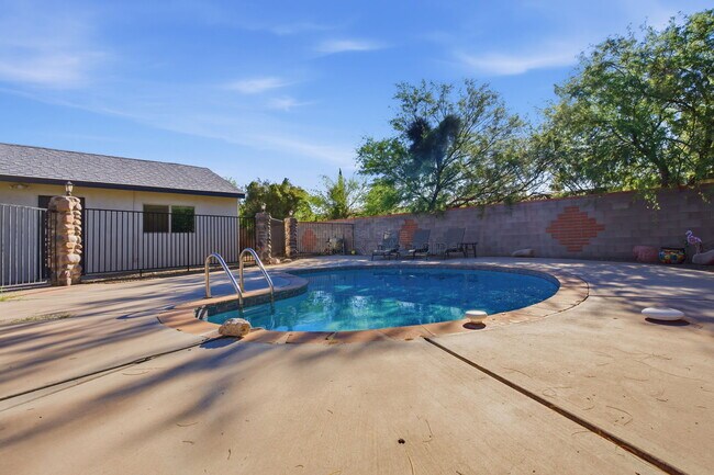 Building Photo - 1901 N Rosemont Blvd