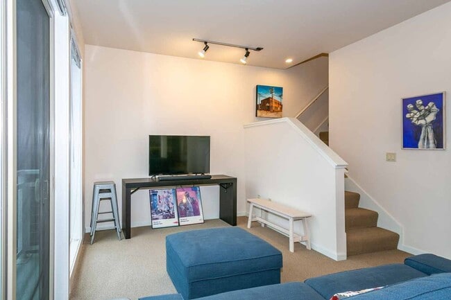 Building Photo - Gorgeous loft-style 2 floor condo with secured parking, A/C and rent includes most utilities!