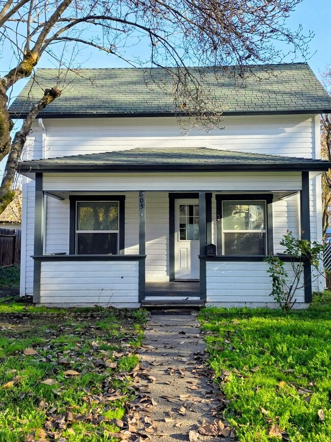 Primary Photo - Close to River Access, and Historic Downtown Grants Pass