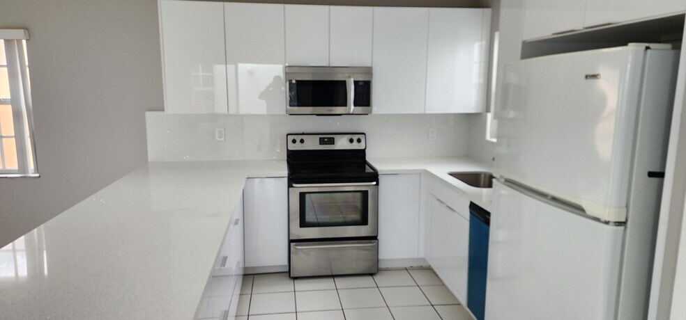 Building Photo - 4725 SW 143rd Ave