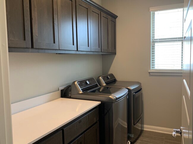 Laundry - 13800 Lyndhurst St