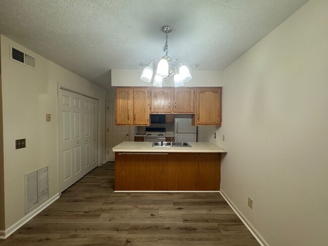 Building Photo - One level 2 Bedroom Apartment