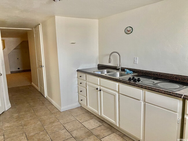 Building Photo - Spacious Taylorsville Home