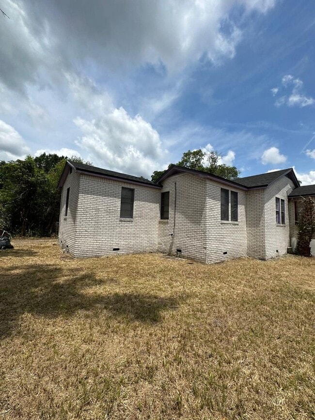 Building Photo - Fully Renovated 3/2 Available for Immediat...