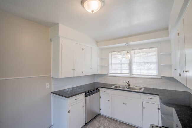 Building Photo - Cozy 2 Bedroom 1 Bathroom Home In Kendall-...