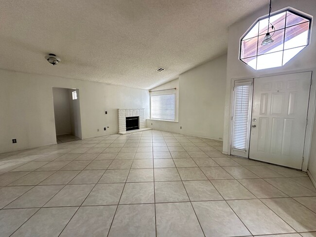 Building Photo - Spacious East Palmdale Home