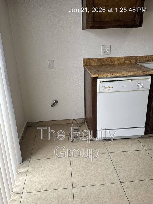 Building Photo - 2025 S Tracy Ct