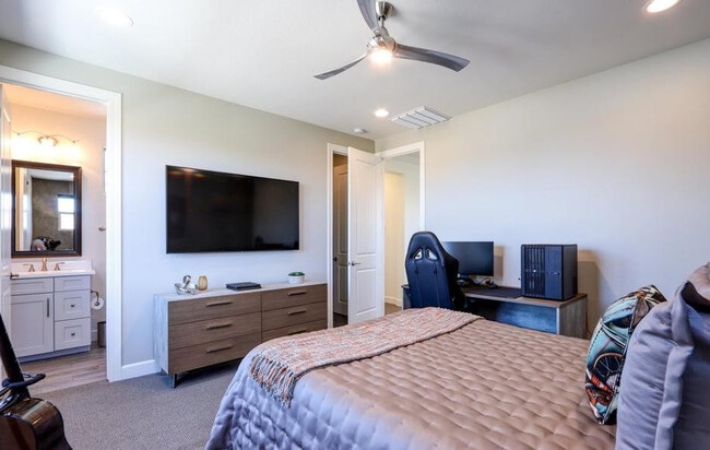 Building Photo - 948 W Yosemite Dr