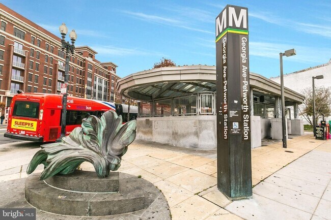 Building Photo - 616 Quebec Place NW