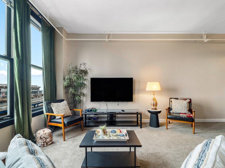 Building Photo - 1211 W 9th St