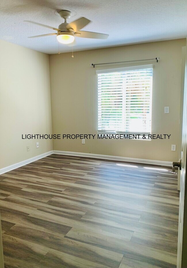 Building Photo - Renovated 2 Bed/1.5 Bath Jax Beach Townhom...