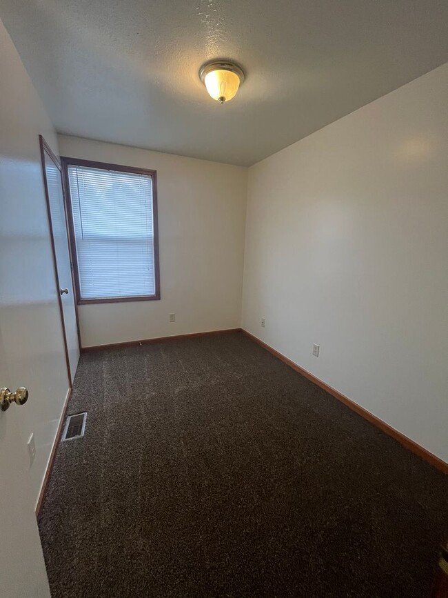 Building Photo - 3 Bedroom Duplex Available in Goshen