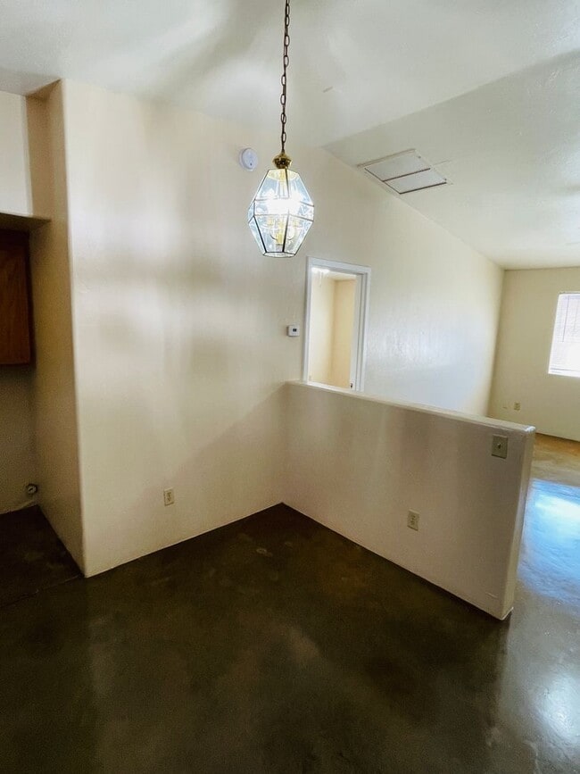 Building Photo - Single Family Home Style Unit w/ A/C, High...