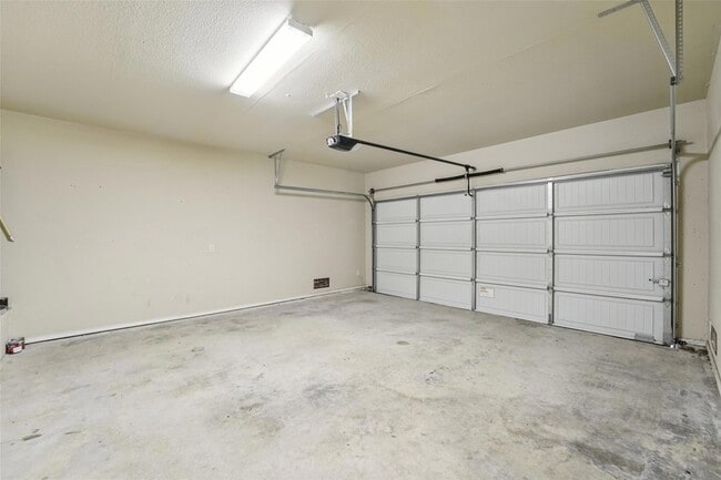 Building Photo - 402 Jack Rabbit Ln