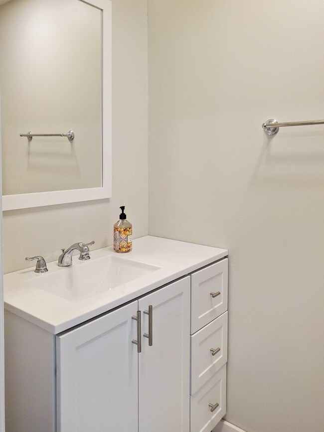 Building Photo - 720 Country Ln S