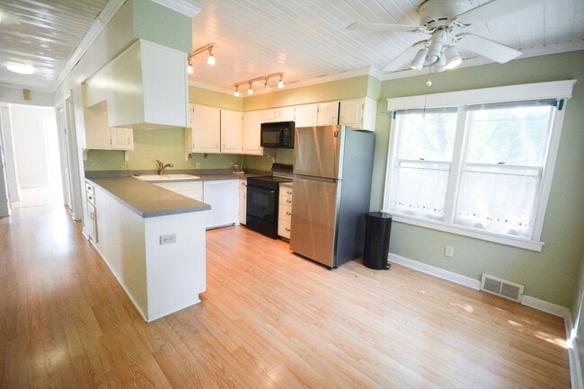Building Photo - Beautiful 4 Bedroom With Modern and Unique...