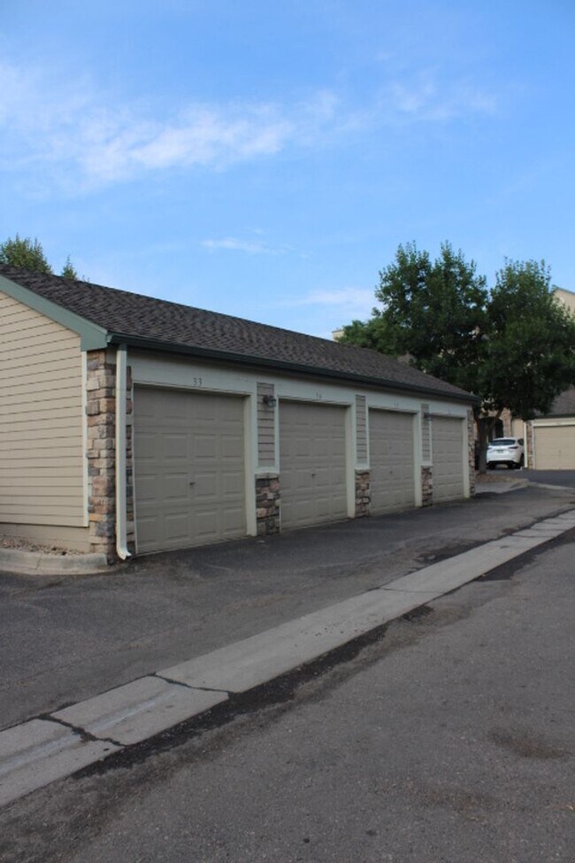 Building Photo - Deer Creek - 2nd Floor 2 bedroom/2 Bath Co...