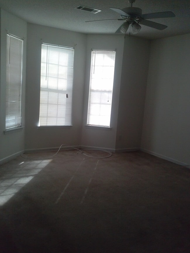 Building Photo - 2311 Nicole Dr