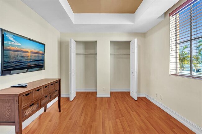 Building Photo - 1634 NE 5th Ct