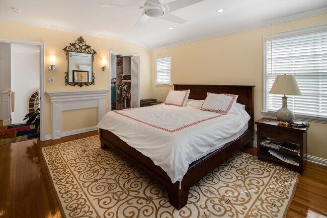 Building Photo - 458 S Bedford Dr