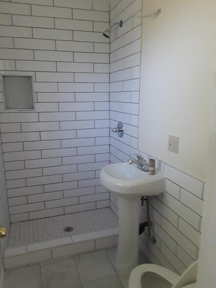 Building Photo - 599 N Oakland Ave