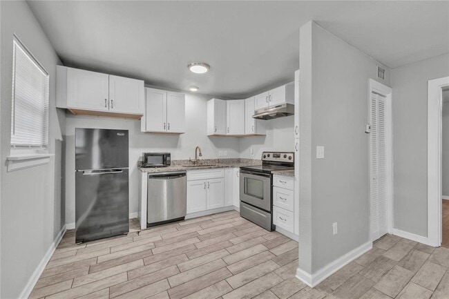 Building Photo - 901 Parmer Ave