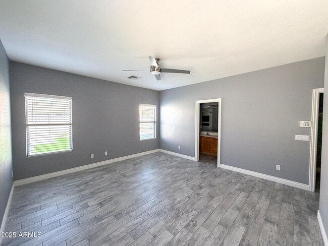 Building Photo - 982 E Doris St