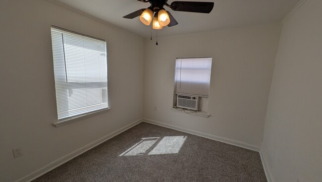 Building Photo - 320 W Dill St