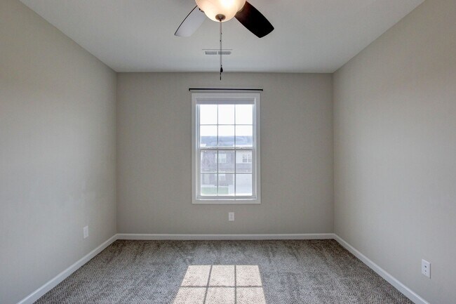 Building Photo - Huge 5 bed 3 ba.  Gorgeous House Near Post...