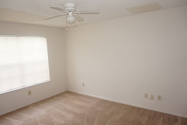 Building Photo - Excellent Location 2 Bed 1 Bath with Firep...
