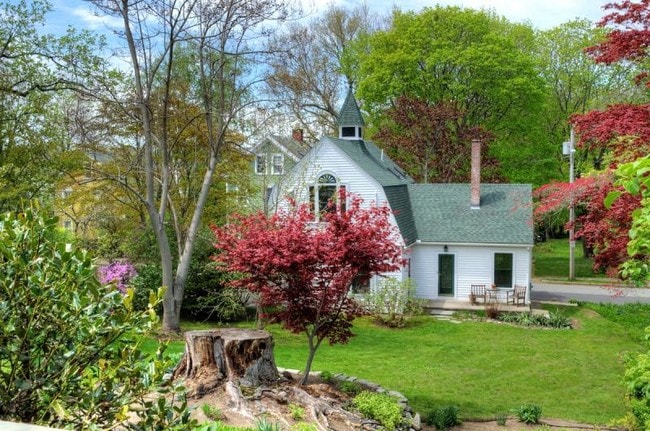 Building Photo - Carriage House