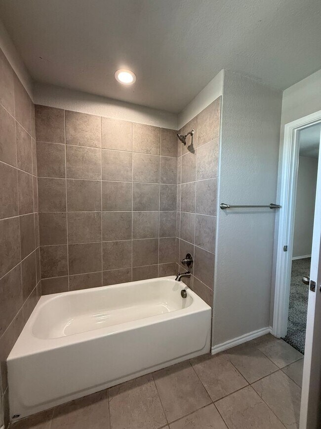 Building Photo - Beautiful Modern 3-Bed, 2-Bath Duplex with Private Yard & Spacious Layout