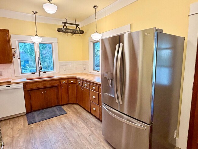 Building Photo - ROJAS