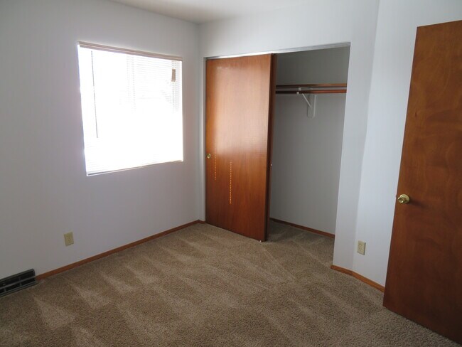 Building Photo - 5560 S Buckhorn Ave